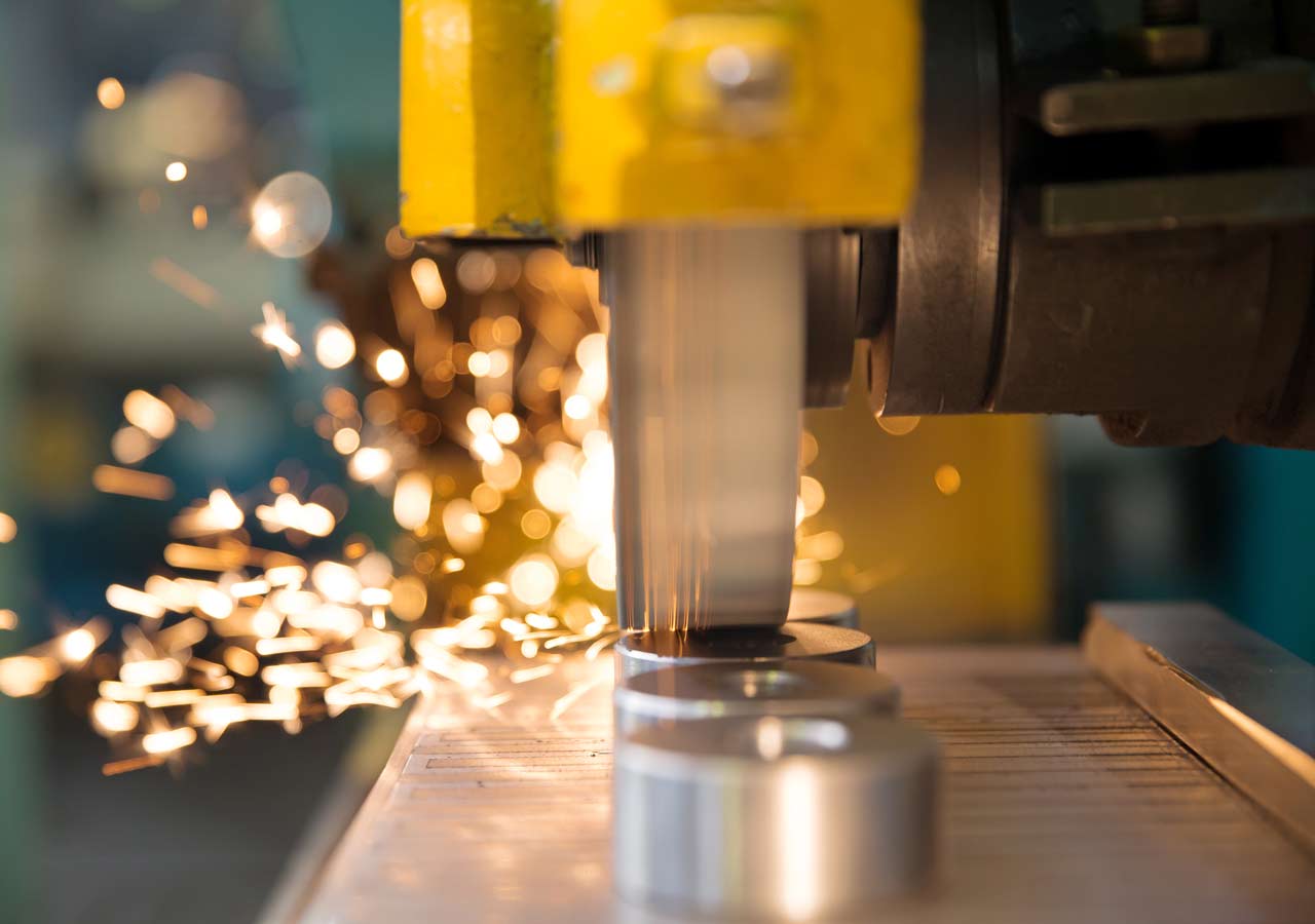 Lavorazioni metalli, installazione e riparazione carroponti a Brescia | V. e B. Impianti Service